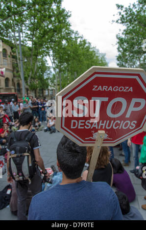 Saragozza, Spagna Il 6 maggio, 2013. Fermare gli sfratti gruppo locale di Saragozza e l'Ipoteca vittime piattaforma (Plataforma de Afectados por la Hipoteca, PAH), protesta contro e sostenuto il governo in PP per aggiornare Spagna le leggi di sfratto perché erano incompatibili con una società democratica e di diritto europeo. Di Saragozza, la settimana scorsa, cinquanta uno i dimostranti sono stati multati di € 1500 media dalla loro ultima strada protesta pacifico chiamato 'encraches' nella parte anteriore del Partito Popolare (PP) sede di Saragozza. Foto Stock