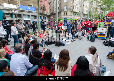 Saragozza, Spagna Il 6 maggio, 2013. Fermare gli sfratti gruppo locale di Saragozza e l'Ipoteca vittime piattaforma (Plataforma de Afectados por la Hipoteca, PAH), protesta contro e sostenuto il governo in PP per aggiornare Spagna le leggi di sfratto perché erano incompatibili con una società democratica e di diritto europeo. Di Saragozza, la settimana scorsa, cinquanta uno i dimostranti sono stati multati di € 1500 media dalla loro ultima strada protesta pacifico chiamato 'encraches' nella parte anteriore del Partito Popolare (PP) sede di Saragozza. Foto Stock