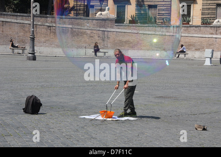 Animatore di strada in piazza del Popolo a Roma Italia Foto Stock