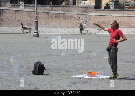 Animatore di strada in piazza del Popolo a Roma Italia Foto Stock