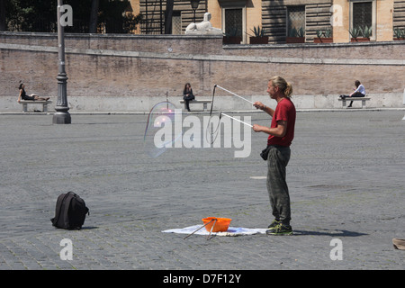 Animatore di strada in piazza del Popolo a Roma Italia Foto Stock