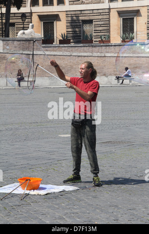 Animatore di strada in piazza del Popolo a Roma Italia Foto Stock