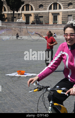Animatore di strada in piazza del Popolo a Roma Italia Foto Stock