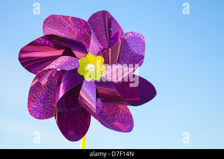 Violetta whirligig toy sopra cielo blu Foto Stock