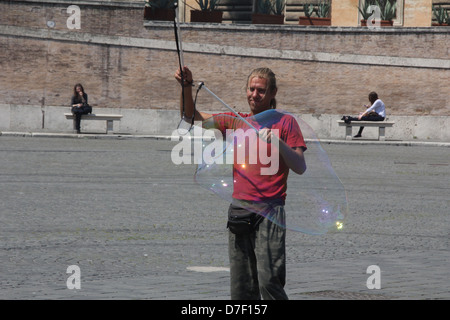 Animatore di strada in piazza del Popolo a Roma Italia Foto Stock