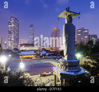 Skyline del centro di Seoul, Corea del Sud dal Tempio Bongeunsa Foto Stock