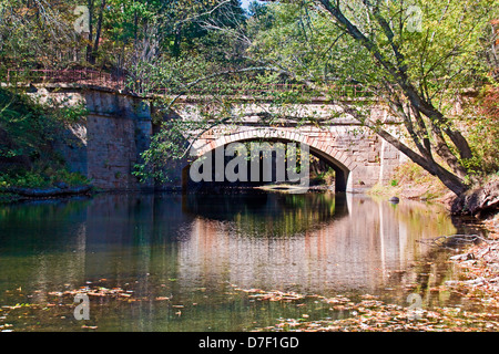 Quindici Mile Creek che scorre sotto la Chesapeake e Ohio Canal acquedotto. Foto Stock