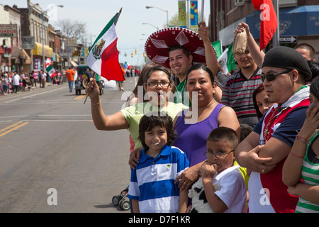 Annuale di Cinco de Mayo parade nel quartiere Mexican-American del sud-ovest di Detroit. Foto Stock