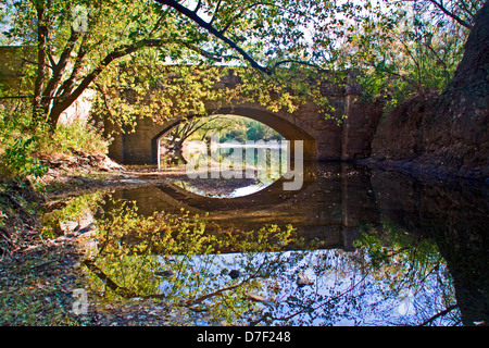 Quindici Mile Creek che scorre sotto la Chesapeake e Ohio Canal acquedotto. Foto Stock