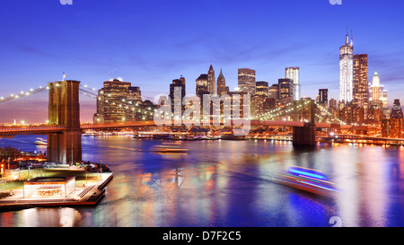 La parte inferiore di Manhattan dal di sopra della East River in New York City. Foto Stock