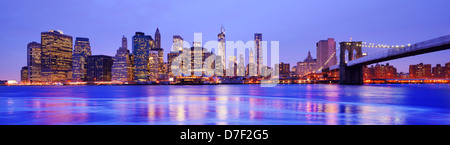 New York City Panorama presso il quartiere finanziario e il Ponte di Brooklyn Foto Stock