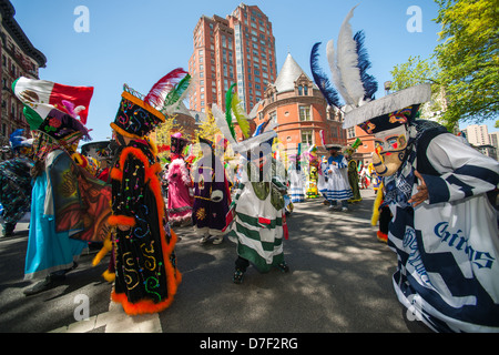 Ballerini Folk in Cinco de Mayo Parade di New York Foto Stock