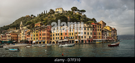 Vista panoramica sul pittoresco porto di Portofino, un villaggio di pescatori e sistemazione resort Foto Stock