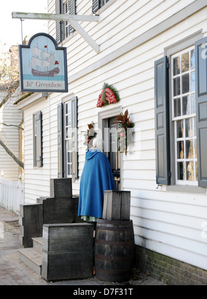 Storica città coloniali del XVIII secolo il popolo americano strutture Coloniale Williamsburg, donna entra in negozio Williamsburg, Foto Stock