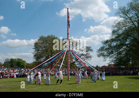 Polo può ballare, Ickwell, Bedfordshire,l'Inghilterra,maggio 2013. I bambini danza attorno al Maypole sul villaggio verde a Ickwell. Foto Stock