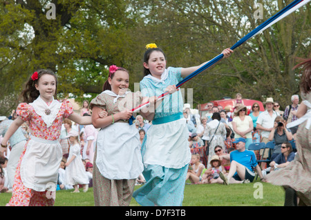 Polo può ballare, Ickwell, Bedfordshire,l'Inghilterra,maggio 2013. I bambini danza attorno al Maypole sul villaggio verde a Ickwell. Foto Stock