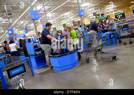 Miami Florida,Walmart,shopping shopper shopping shopping negozi mercati di mercato di mercato di vendita di acquisto, negozi al dettaglio negozi business business business, check out Foto Stock