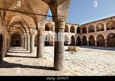 Khan al-Umdan (traduzione: Inn delle colonne) nella città vecchia di Acco, è il più grande e meglio conservato khan in Israele. Foto Stock