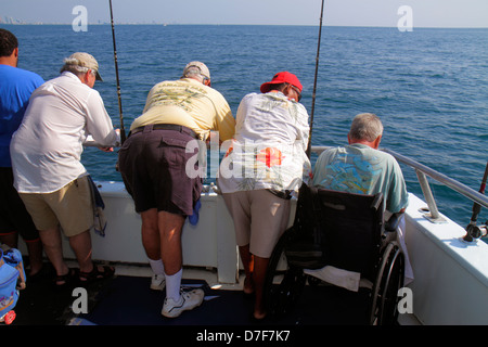 Miami Beach Florida, acqua dell'Oceano Atlantico, barca da pesca charter, a bordo, cabina passeggeri, uomo uomini maschio adulti, sedia a rotelle, disabili Foto Stock