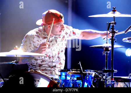 Toronto, Canada. Il 6 maggio 2013. American duo musicale ventuno piloti esegue al Virgin Mobile Mod Club. Nella foto, Josh Dun. (EXI/N8N/Alamy Live News) Foto Stock