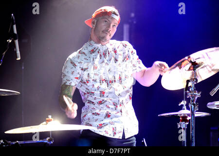 Toronto, Canada. Il 6 maggio 2013. American duo musicale ventuno piloti esegue al Virgin Mobile Mod Club. Nella foto, Josh Dun. (EXI/N8N/Alamy Live News) Foto Stock