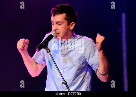 Toronto, Canada. Il 6 maggio 2013. American duo musicale ventuno piloti esegue al Virgin Mobile Mod Club. Nella foto, Tyler Giuseppe. (EXI/N8N/Alamy Live News) Foto Stock