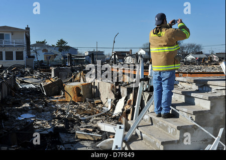 NEW YORK, NY - novembre 09: Scene di uragano Sandy postumi nel punto ariosi parte di Far Rockaway Foto Stock