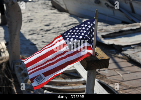 QUEENS, NY - novembre 09: una bandiera americana vola da bruciato la casa in una zona danneggiata Foto Stock