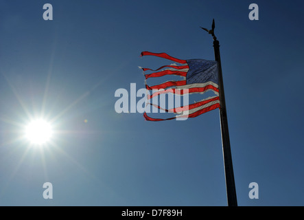 NEW YORK, NY - novembre 09: Un Americano bandiera strappata vola da cortile anteriore di una casa in una zona danneggiata Foto Stock