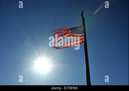 NEW YORK, NY - novembre 09: Un Americano bandiera strappata vola da cortile anteriore di una casa in una zona danneggiata Foto Stock