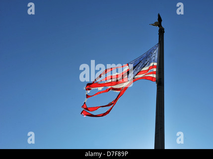 NEW YORK, NY - novembre 09: Un Americano bandiera strappata vola da cortile anteriore di una casa in una zona danneggiata Foto Stock