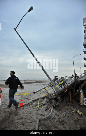 QUEENS, NY - novembre 11: case danneggiate e boardwalk postumi di recupero in Rockaway Beach Foto Stock