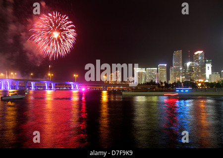 Miami Florida,Government Cut,Biscayne Bay,Water,night,Downtown city skyline Port Boulevard Bridge,4 luglio fuochi d'artificio,burst,reflection,FL1207080 Foto Stock