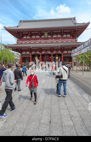 Il Hozomon Treasure-House 'gate' con enormi lanterne di carta prima di cortile in Senso-ji di Asakusa, Tokyo. Foto Stock