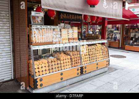 Negozio con i tradizionali dolci giapponesi in Asakusa, in Nakamise dori vicino il tempio di Sensoji, Tokyo, Giappone Foto Stock