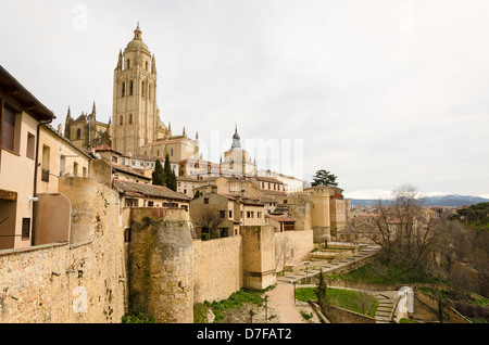 Vista della cattedrale di Segovia e il paesaggio circostante Foto Stock