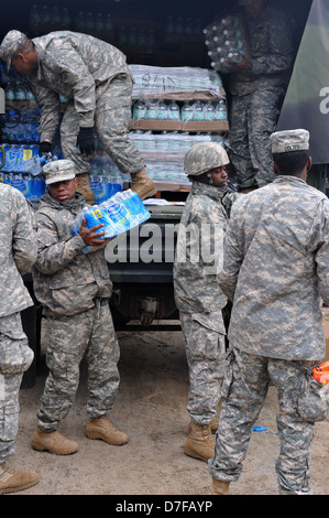 BROOKLYN, NY - novembre 01: US Army aiuta le persone con acqua e con acqua e cibo a causa di urto dall uragano Sandy Foto Stock