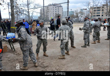 BROOKLYN, NY - novembre 01: US Army aiuta le persone con acqua e con acqua e cibo a causa di urto dall uragano Sandy Foto Stock