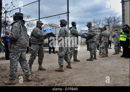 BROOKLYN, NY - novembre 01: US Army aiuta le persone con acqua e con acqua e cibo a causa di urto dall uragano Sandy Foto Stock