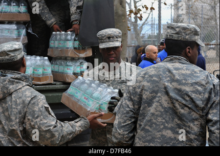 BROOKLYN, NY - novembre 01: US Army aiuta le persone con acqua e con acqua e cibo a causa di urto dall uragano Sandy Foto Stock