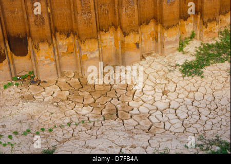 Suolo essiccato incrinato texture nella costruzione del sito. Foto Stock