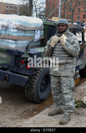 BROOKLYN, NY - novembre 01: US Army aiuta le persone con acqua e con acqua e cibo a causa di urto dall uragano Sandy Foto Stock