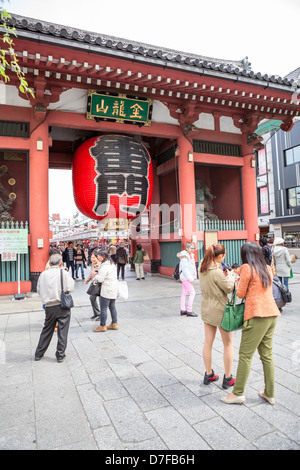 La gente a fotografare il Kaminarimon gate con grande carta rossa lanterna in senso-santuario ij Asacusa, Tokyo, Giappone Foto Stock