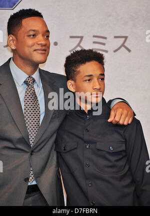 Will Smith, Jaden Smith, 2 Maggio 2013 : Tokyo, Giappone : attore Will Smith(L) e Jaden Smith partecipare alla conferenza stampa per il film " dopo la terra' a Tokyo in Giappone il 2 maggio 2013. (Foto di AFLO) Foto Stock
