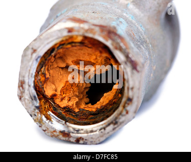 Estratto di rottura di un tubo idraulico quasi completamente bloccato con vibrante arancione ruggine. Isolato su sfondo bianco. Foto Stock