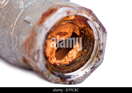 Estratto di rottura di un tubo idraulico quasi completamente bloccato con vibrante arancione ruggine. Isolato su sfondo bianco. Foto Stock