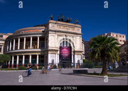 Teatro Politeama a Palermo, Italia Foto Stock