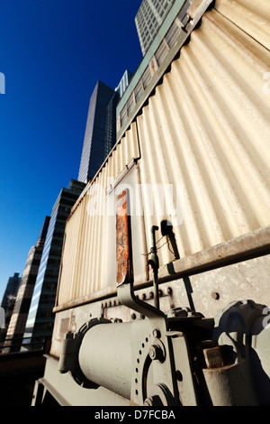 Un livello che controlla sgorbio installato tra tubi metallici in parte all'aperto HVAC industriale impianto di condizionamento aria. In backgroun Foto Stock