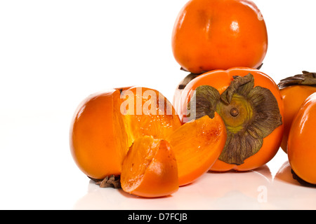 Cachi freschi frutti su sfondo bianco Foto Stock