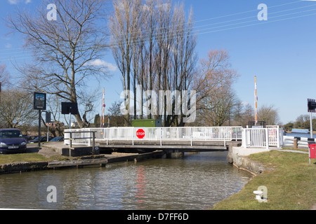 Piccola escursione ponte sopra il Leed Liverpool canal a Wigan Greater Manchester, Inghilterra. Il movimento di detto ponte è alimentato elettricamente. Foto Stock